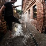 প্রকৃতির দুই রূপ: বঙ্গোপসাগরে নিম্নচাপের মাঝেই বিধ্বংসী ঝড়ের কবলে নিউজিল্যান্ড